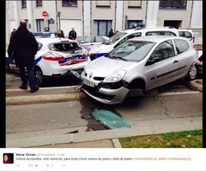 polizia-scontro-renault-parcheggiata