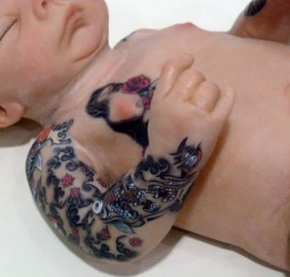 statua-artista-americano-bambino-tatuato-bufala