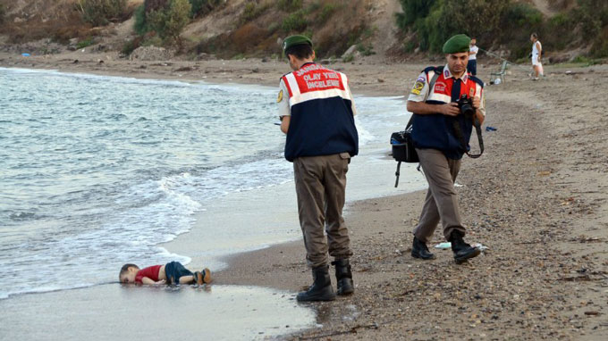 poliziotti-turci-bambino-siriano-morto