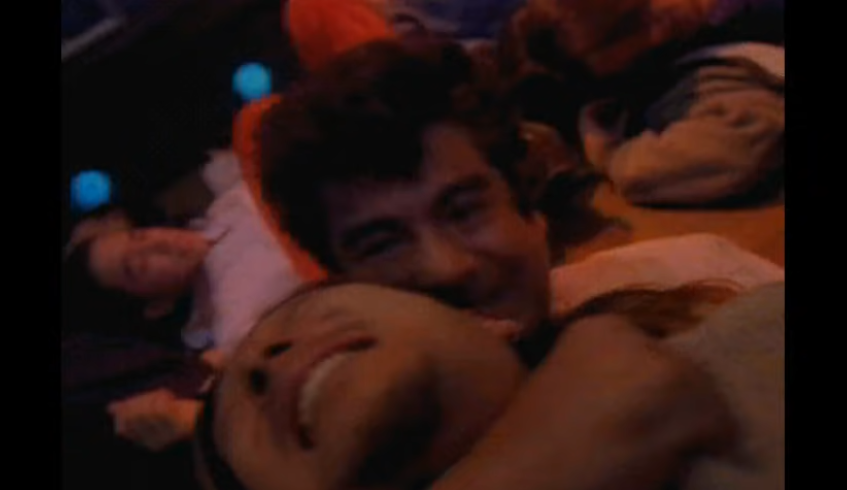 Contesto: il giovane era in discoteca a ballare anziché a giocare col SEGA Saturn. Tutto normale, niente da vedere qui