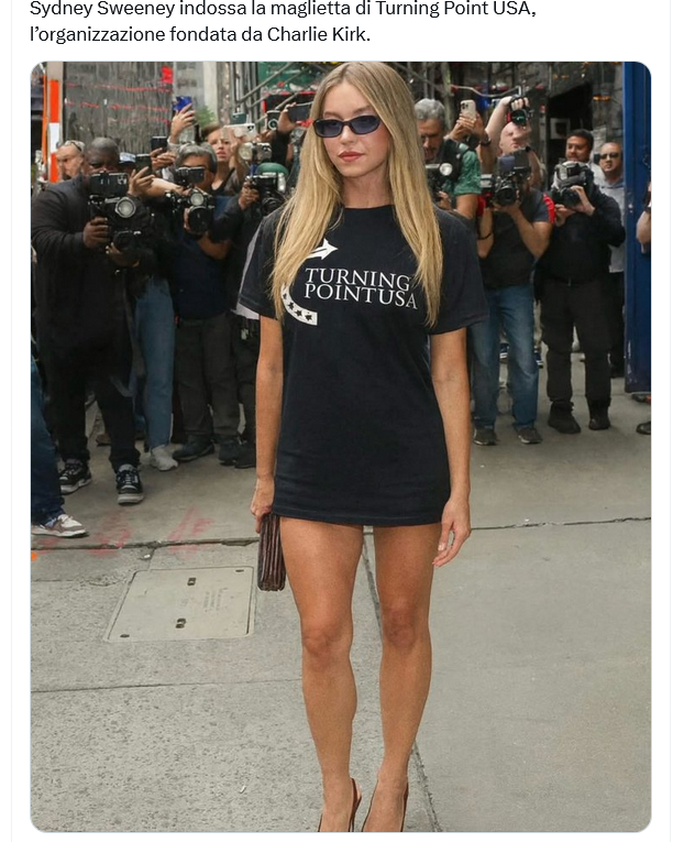 La foto di Sydney Sweeney con la maglietta di Turning Point USA è creata con AI