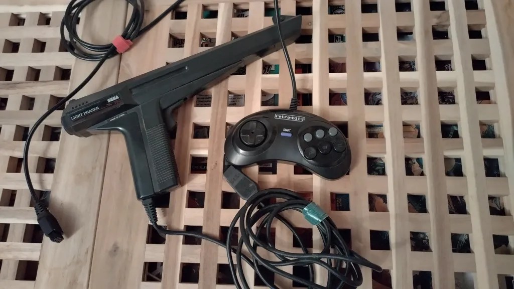 Una Light Phaser e un controller Mega Drive (compatibile Master System)