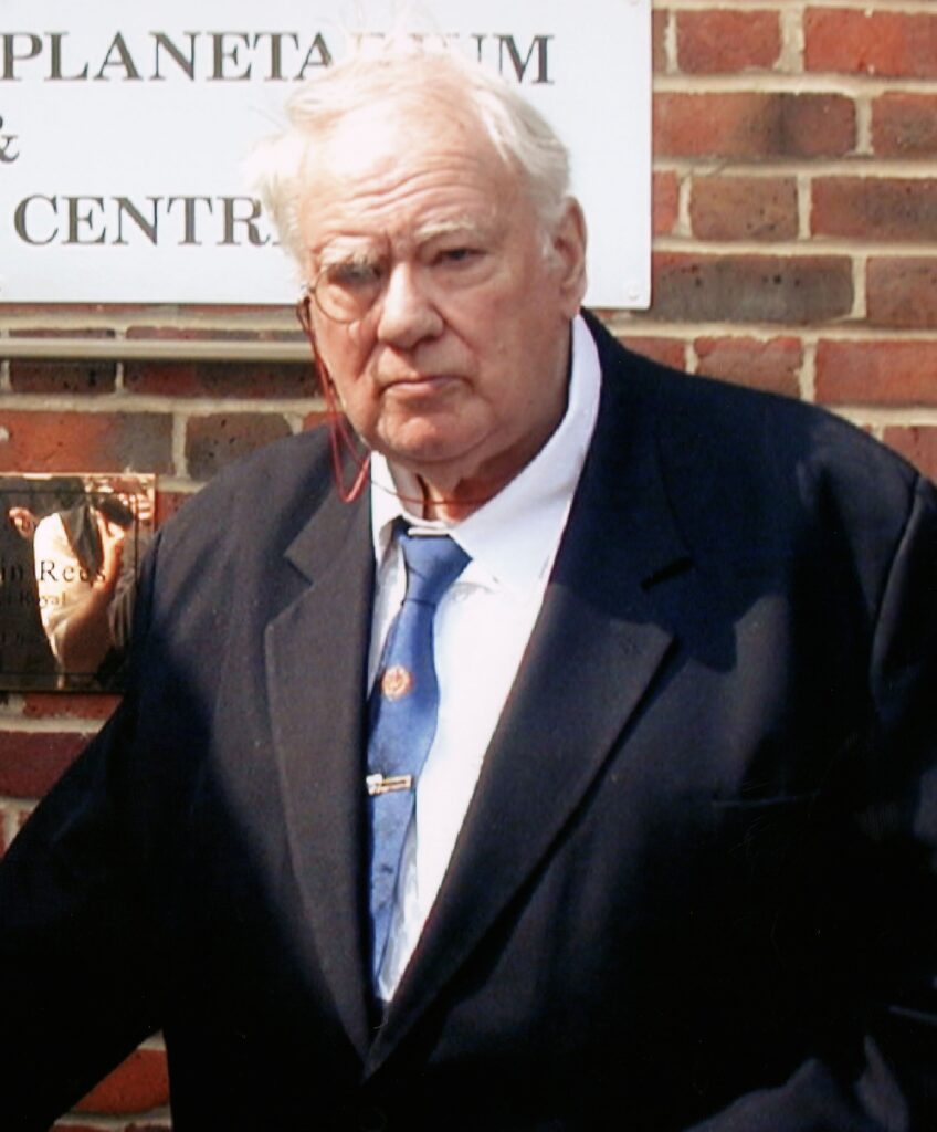Sir Patrick Moore - By South Downs Planetarium - Extracted from upload by User:Southdownsplanetarium, CC BY-SA 3.0, https://commons.wikimedia.org/w/index.php?curid=65122203