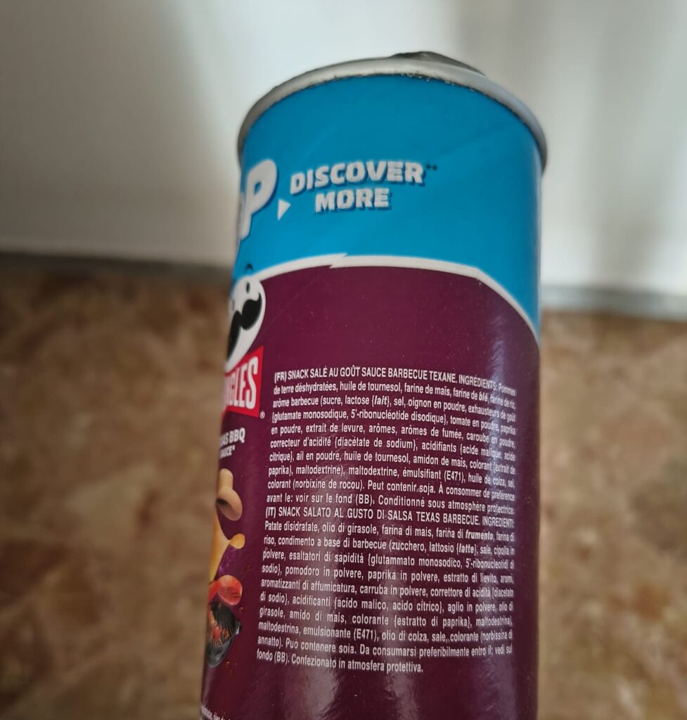 Retro di una confezione di Pringles