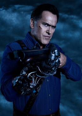 Bruce Campbell nel ruolo di Ash Williams - By STARZ - https://cargocollective.com/kitpeltzel/ASH-VS-EVIL-DEAD, Fair use, https://en.wikipedia.org/w/index.php?curid=63911702