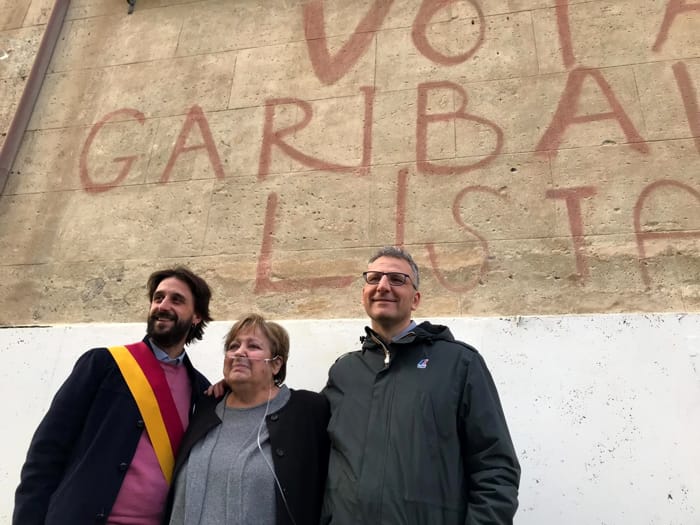 La scritta "Vota Garibaldi" è stata ripristinata: alla presenza del Presidente Chiaccheri e della figlia dell'originale autore