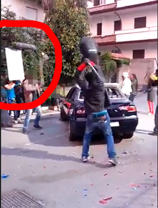 "Immigrati distruggono auto dei Carabinieri", screenshot