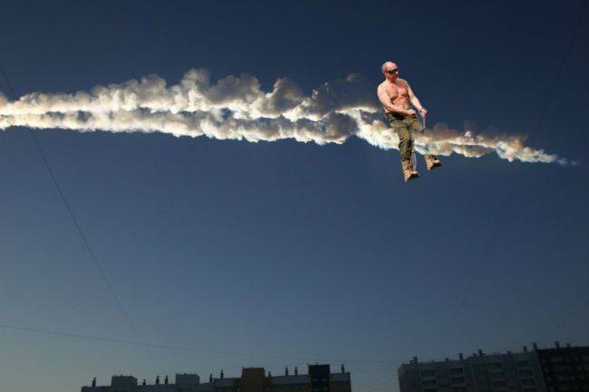 Foto di repertorio di Putin che cavalca una Scia Chimica