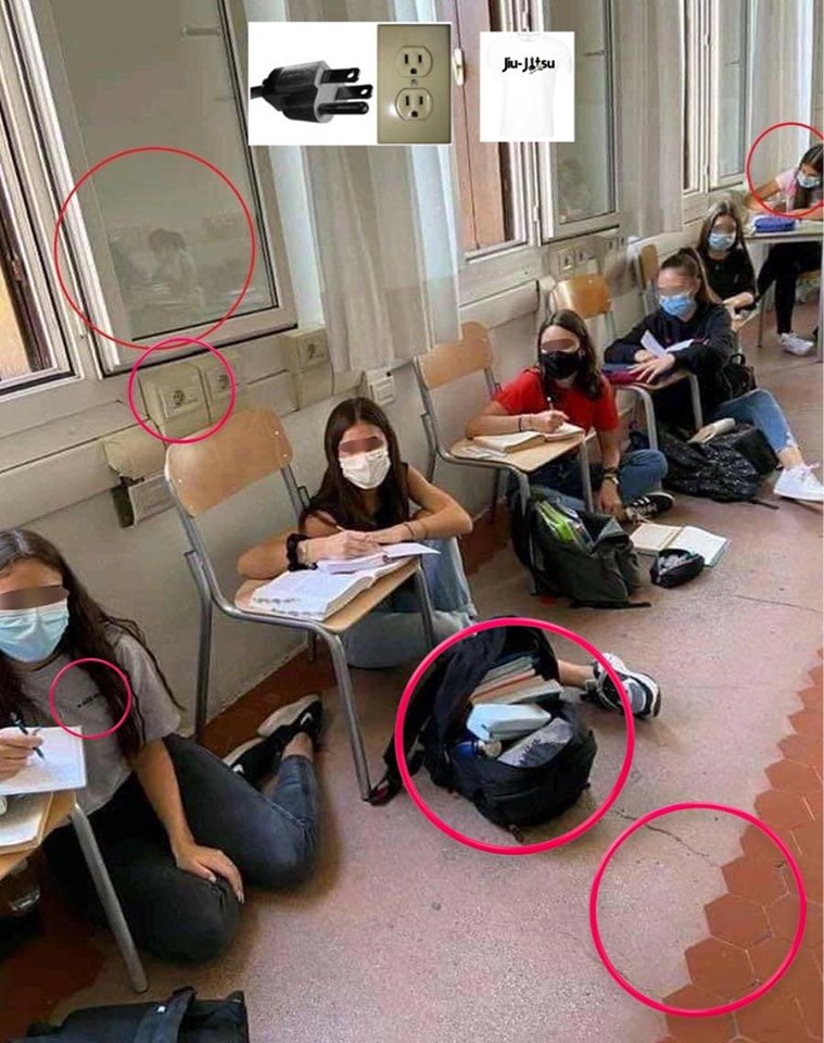 La foto degli studenti seduti per terra: e lo Gnomo Armato di Ascia?