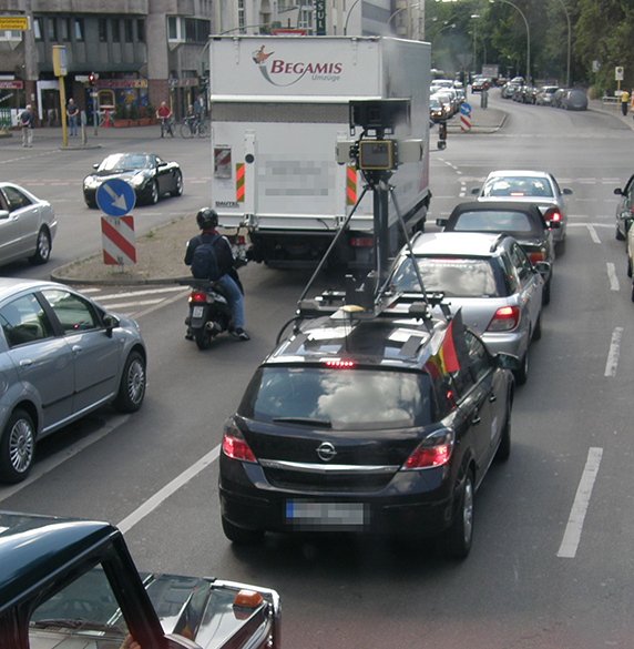Una Google Car, attrezzata per le riprese di Google Street View, a Berlino, Axel Mauruszat, Attribution 2.0 Germany (CC BY 2.0 DE), Wikpedia