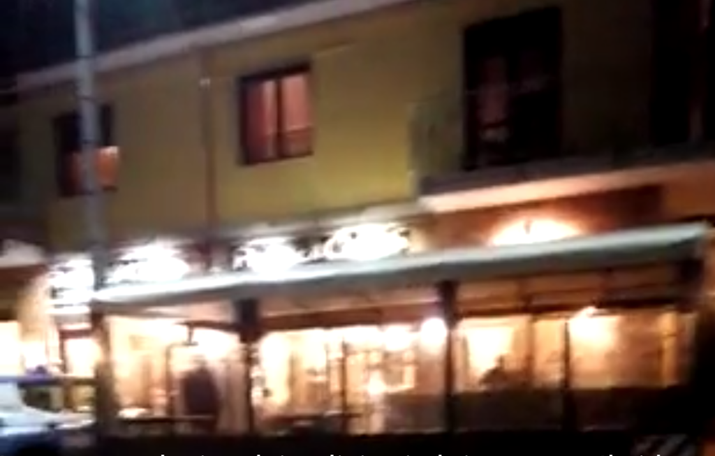 Frame tratto dal video della presunta "cena esclusiva dei poliziotti al ristorante"