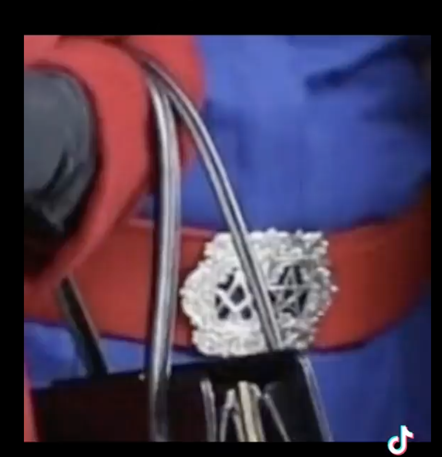 La presunta fibbia massonica accanto alla Regina Elisabetta ha una spiegazione logica