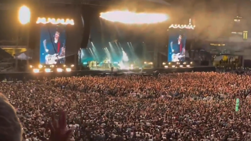 Roe vs Wade: il cantante dei Green Day rifiuta la cittadinanza americana, estratto dall'Hella Mega Tour