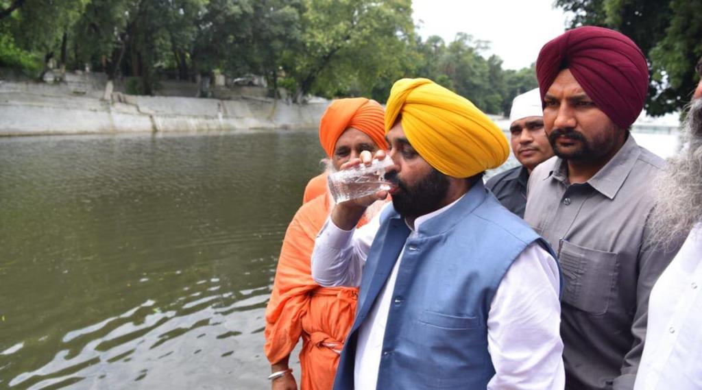 Ministro beve da fiume sacro per dimostrare che non è inquinato e si ammala