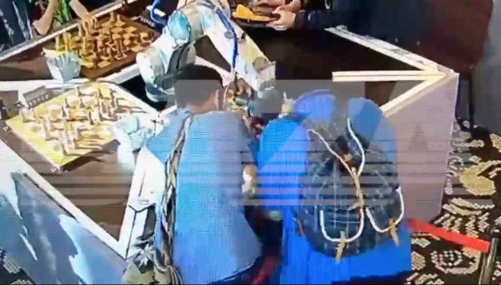 Robot spezza dito di giovane scacchista (responsabile per organizzatori)