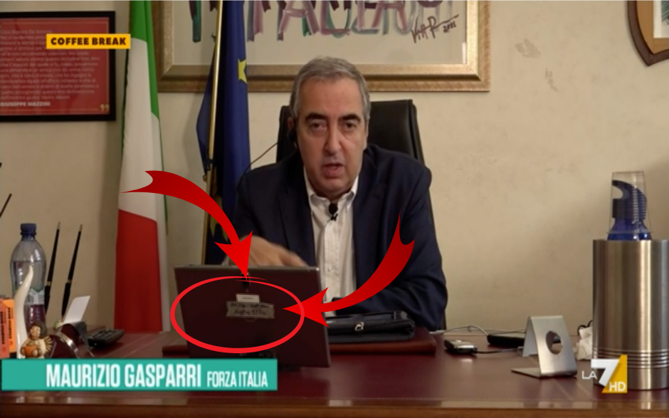 Gasparri mostra una password su di un adesivo, in diretta TV