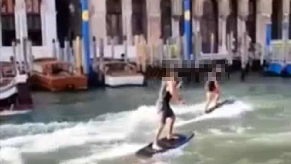 Australiani fanno sci d'acqua a Venezia: individuati e multati
