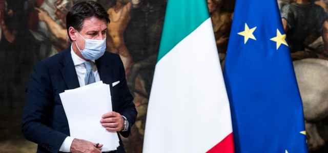 Conferenza stampa sui DPCM, "Ho qui una sentenza che dichiara i DPCM illegali": occhio al diritto