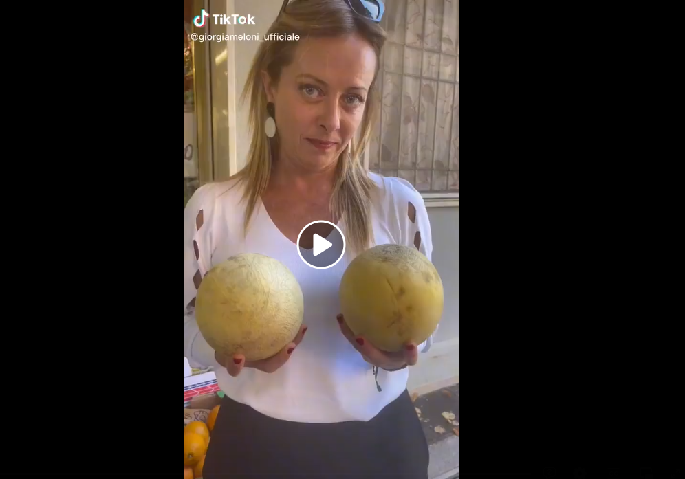 Giorgia Meloni mostra i meloni: autoironia in rebus elettorale