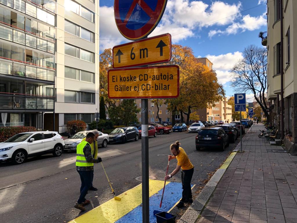 Il parcheggio dell'ambasciata Russa in Finlandia annesso all'Ucraina (con referendum)