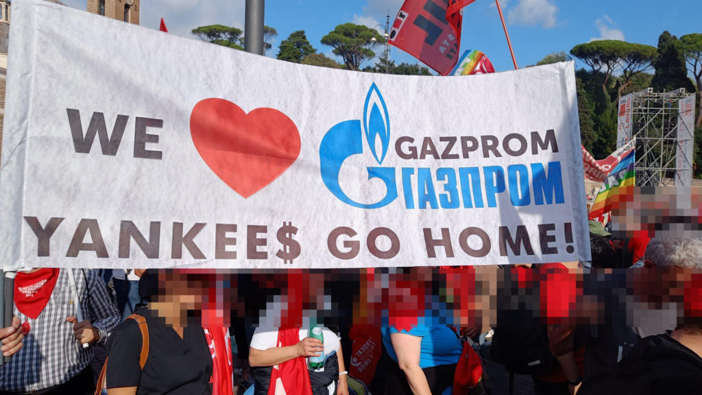 La bandiera di Gazprom alla manifestazione CGIL infiamma i social