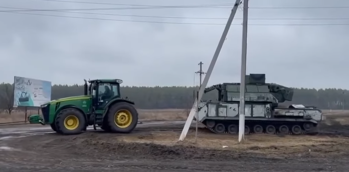 Trattore porta via carro armato, immagine social