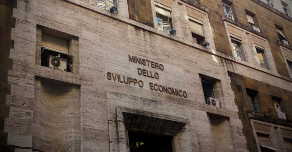 Rimossa la foto di Mussolini al MISE: il dibattito di un'ora