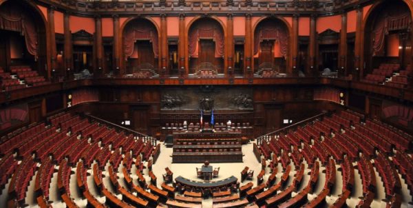 La rabbia dei Social contro i banchi vuoti in Parlamento, il taglio degli eletti