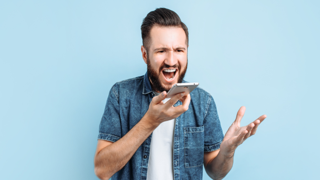 Non consegna il cellulare a scuola, nota sul registro e polizia: tutti i profili