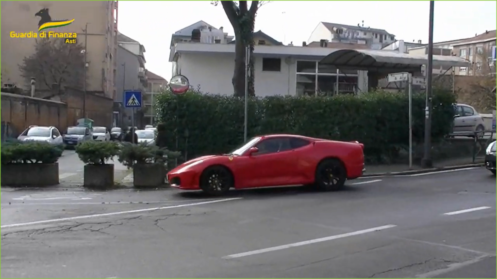 Guida un clone della Ferrari F430: denunciato astigiano