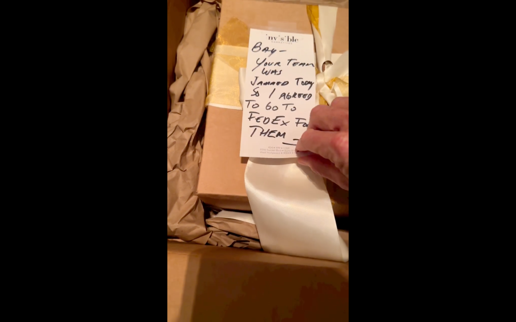 Tom Cruise manda una torta a Michael Bay: il risultato è esplosivo