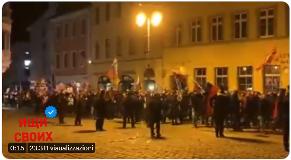 Raduno di manifestanti pro-Putin accolto con musica da circo