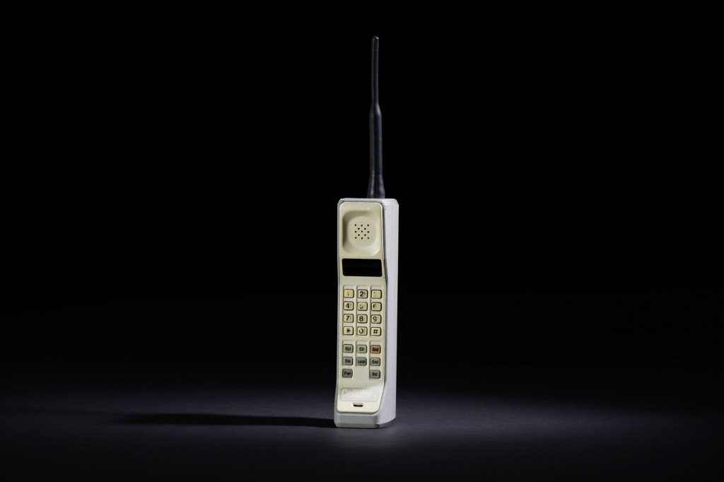 Compie quarant'anni il primo telefono cellulare in commercio, Dynatac 8000X
