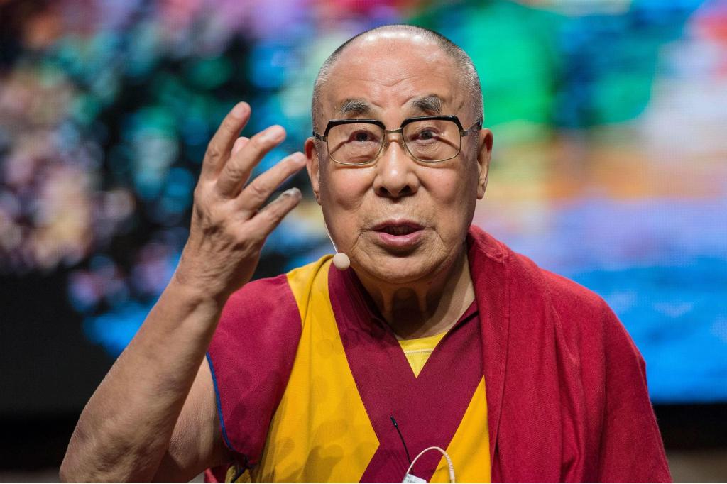 "Succhiami la lingua": la sfortunata esternazione del Dalai Lama e le scuse