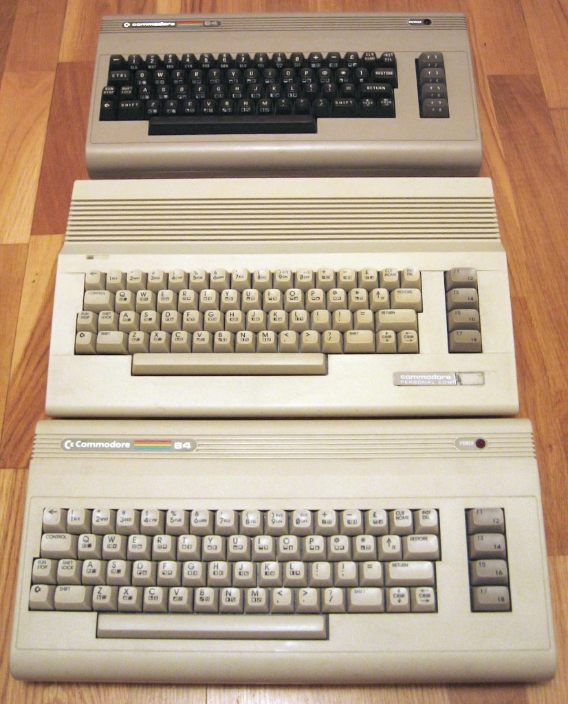 Diversi modelli di Commodore 64, Attribution: Hedning, Wikipedia Commons
