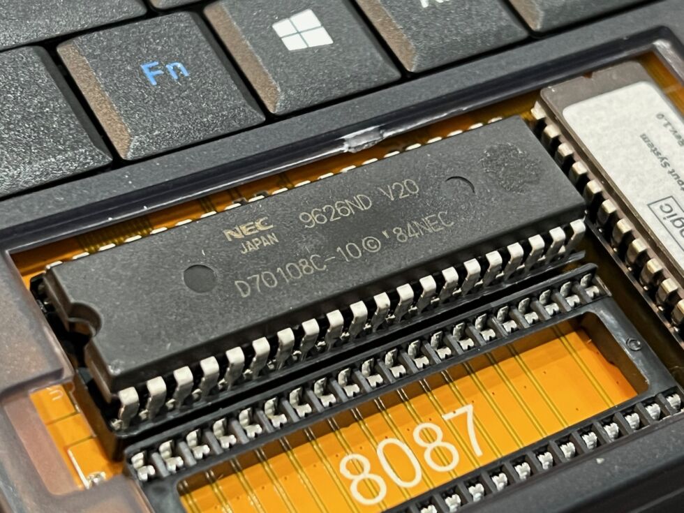 Zoccolo per processore, coprocessore e BIOS dell'8088, fonte Arstechnica, A. Cunnhingham