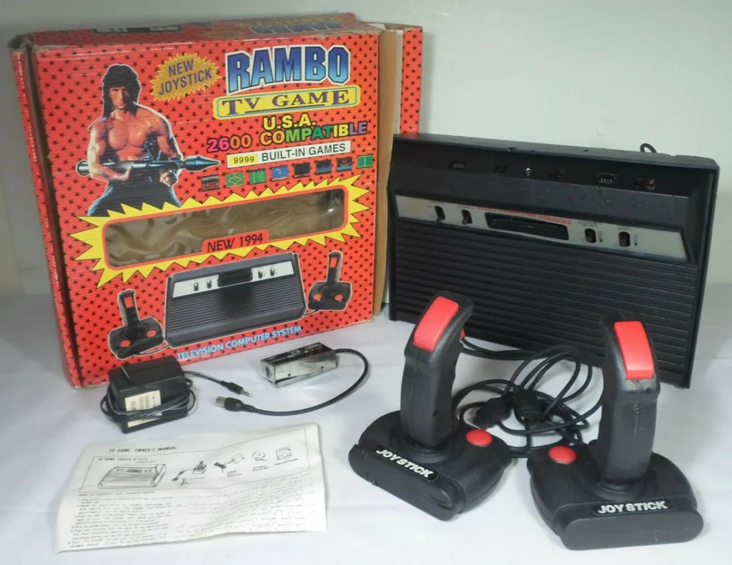 Il "Rambo", clone dell'Atari 2600 con cloni dei joystick Quickshot, "nuova edizione", fonte DTF