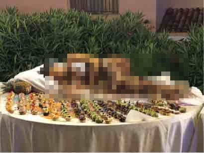 Donna ricoperta di cioccolato nel buffet di un hotel: le proteste