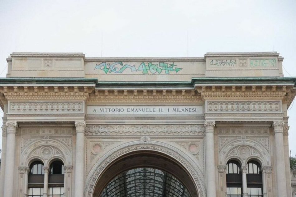Milano: Galleria Vittorio Emanuele II vandalizzata dai writer