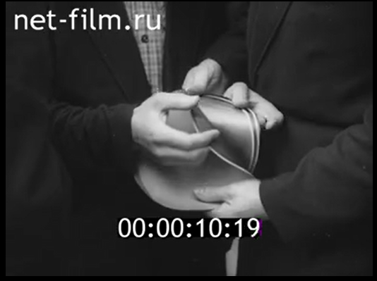 "Shadow on Pavement", film propagandistico degli anni '60: giovani russi si scambiano dischi rebra passandoseli attraverso le maniche della giacca