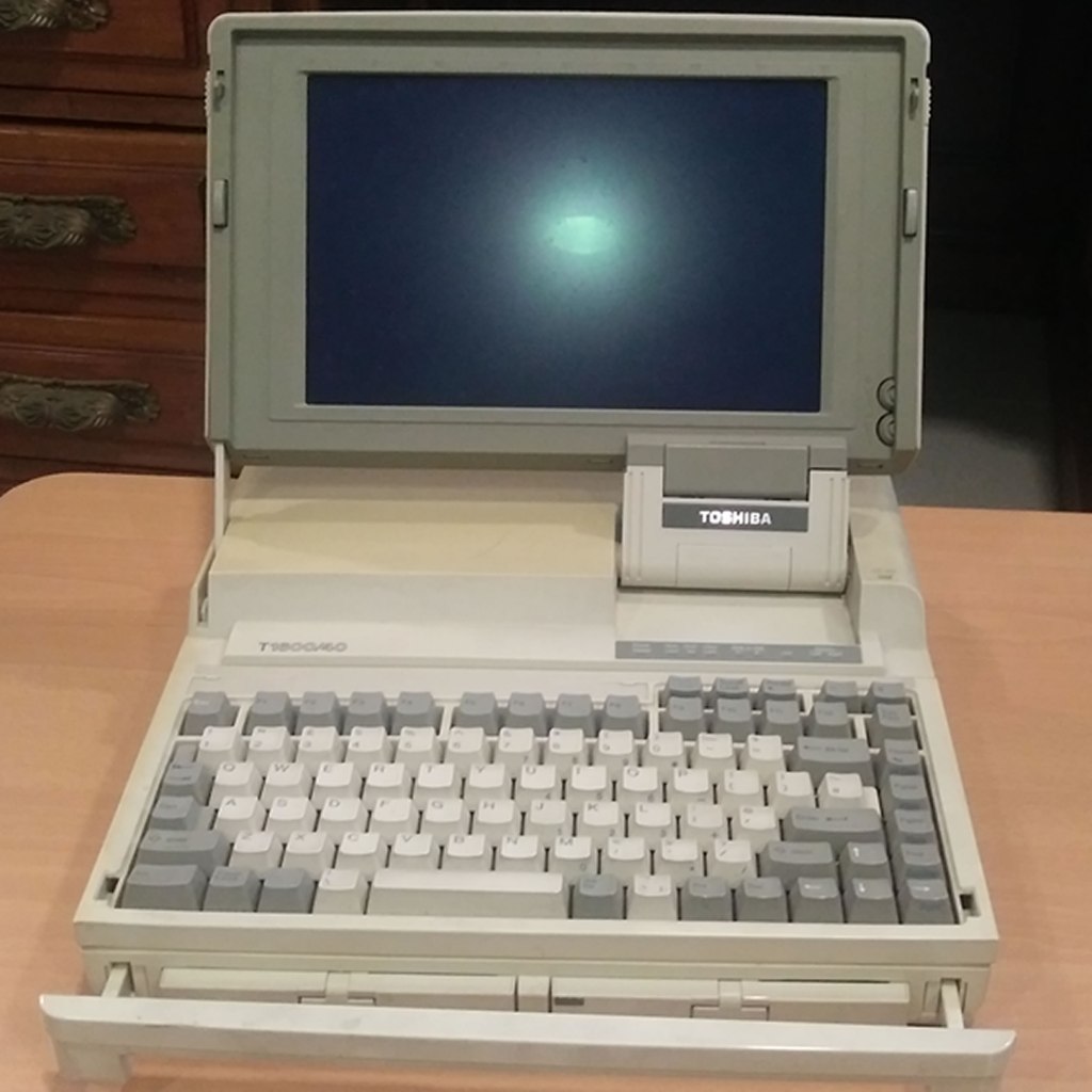 Toshiba T1600, tra i primi portatili moderni, fonte Polimuseo