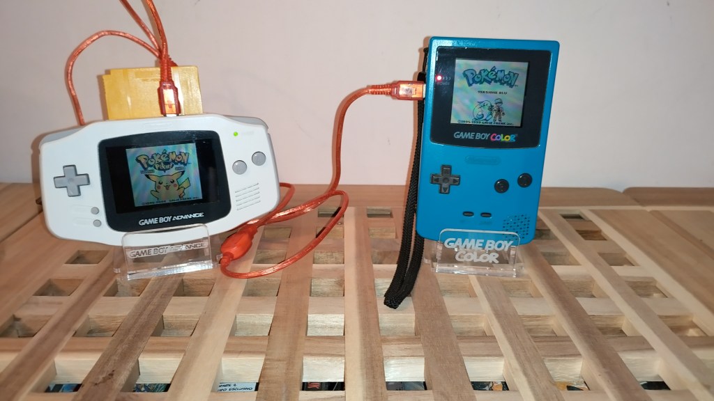 Schermata introduttiva di Pokémon Blu e Giallo (ver. EU-IT) su GameBoy Color e Advance con Game Link Cable, modello Universale (di terza parte)