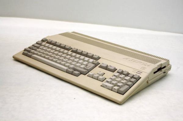 Immagine di un computer Amiga 500, fonte Lombardia Beni Culturali