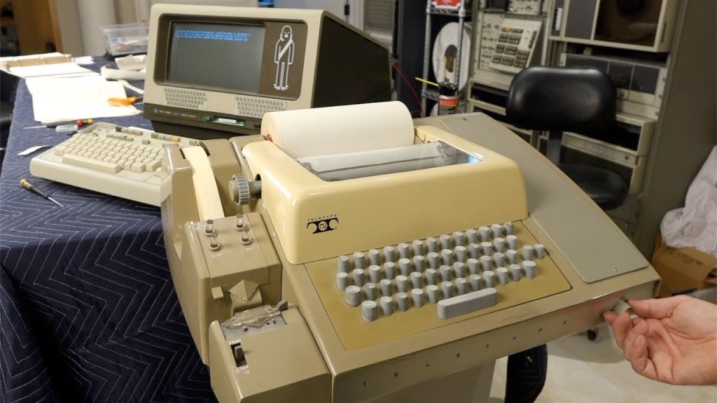 Teletype Model 33, uno dei primi punti di contatto tra il mondo dell'informatica e il mondo delle tastiere