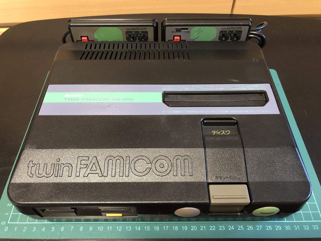 Twin Famicom, modello nero