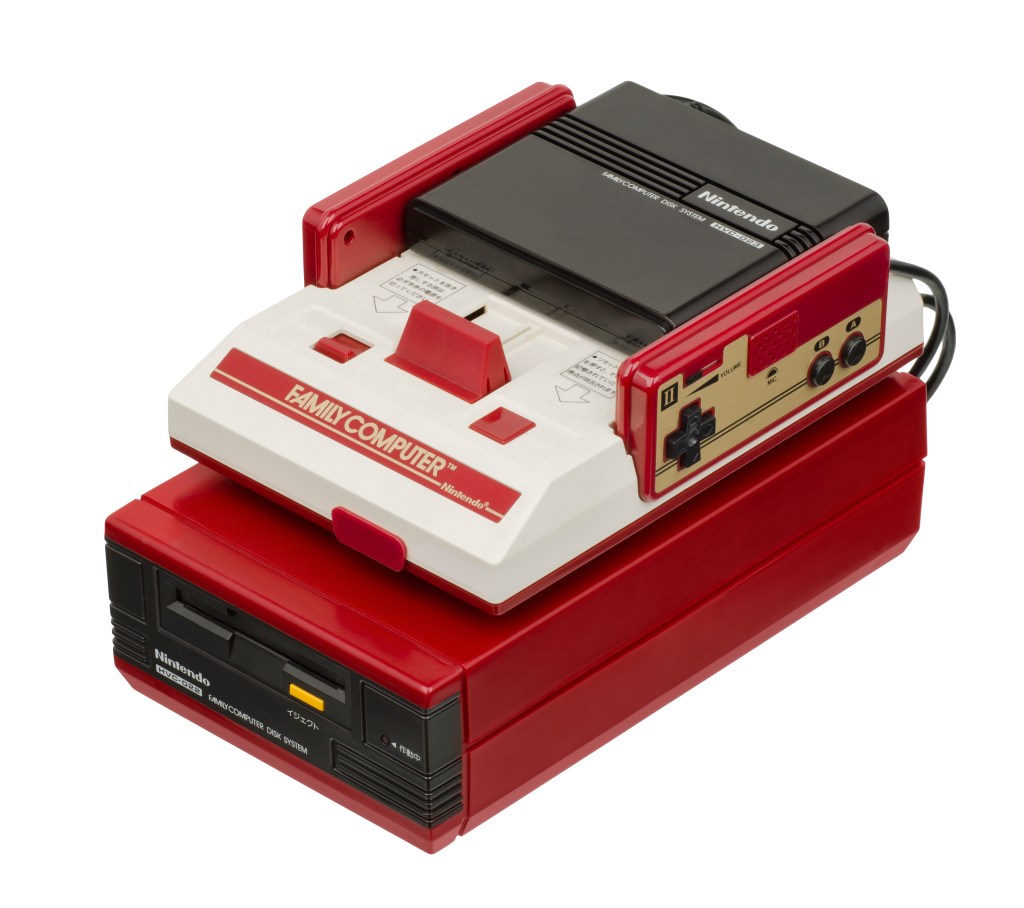 Famicom Disk System, fonte Wikimedia Commons