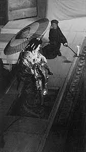 Immagine di un Kuroko all'opera per reggere una "candela fatata" che galleggia nel vuoto