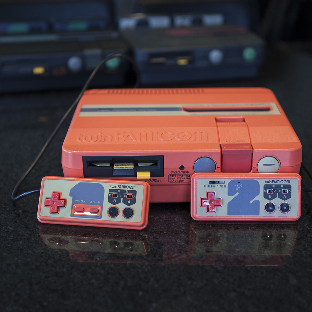 Twin Famicom, versione rossa