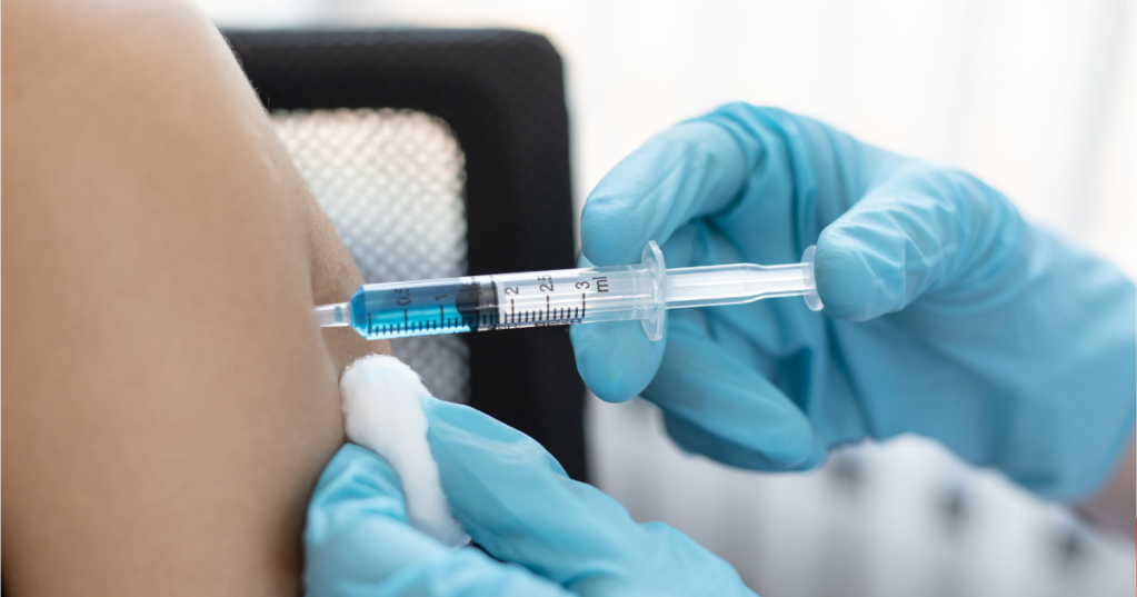 "Uomo ipervaccinato" dichiara 237 dosi di vaccino: nessun effetto collaterale