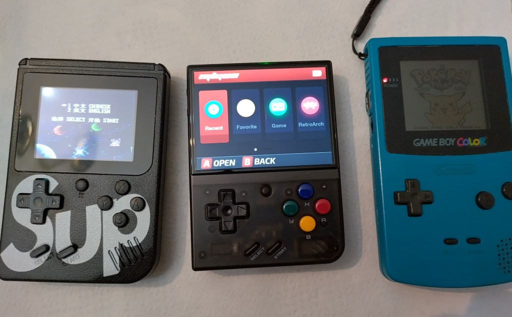 Da sinistra a destra: Sup 400-in-1, Miyoo Mini Plus, GameBoy Color